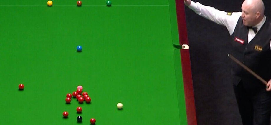 John Higgins fumes at Masters crowd as referee forced to step in over outburst