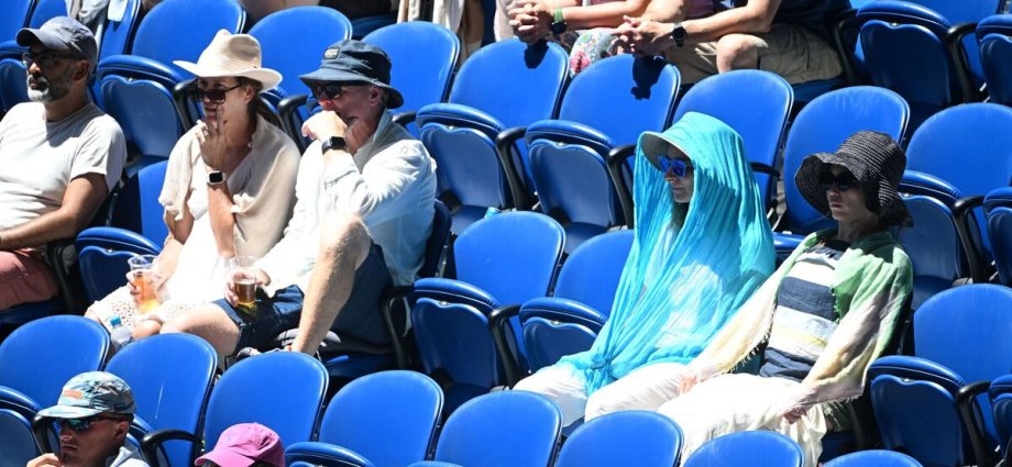 Australian Open reaches 'suspension of play' as heat rule kicks in