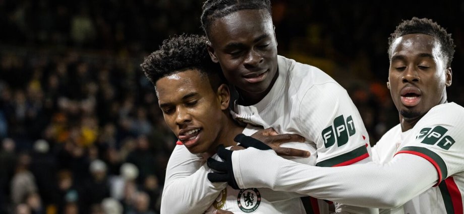 Chelsea agree late transfer with Premier League rival as winger to make switch