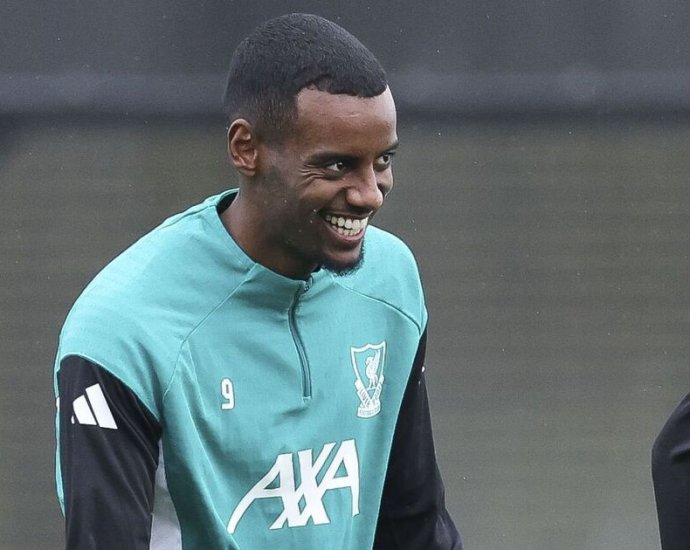 Isak back in Liverpool training as Slot confirms big Man City boost
