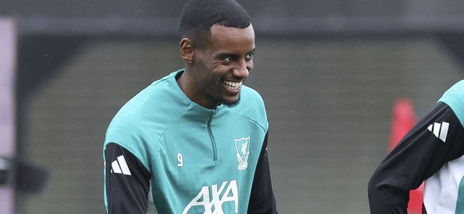 Isak back in Liverpool training as Slot confirms big Man City boost