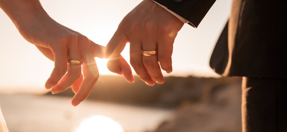 Does marriage prevent cancer? And who benefits the most?