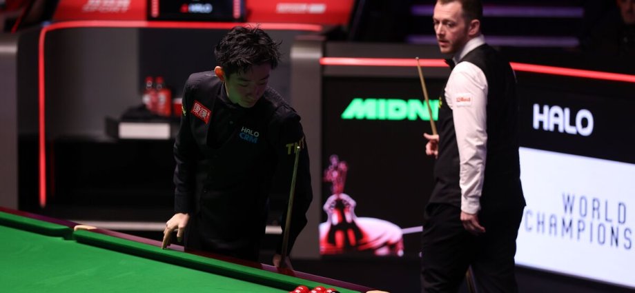 Snooker scores LIVE - Ref drama in odd Allen frame as crowd jeers