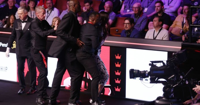 Snooker scores LIVE - Shaun Murphy fights back after BBC protest