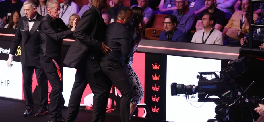 Snooker scores LIVE - Shaun Murphy fights back after BBC protest