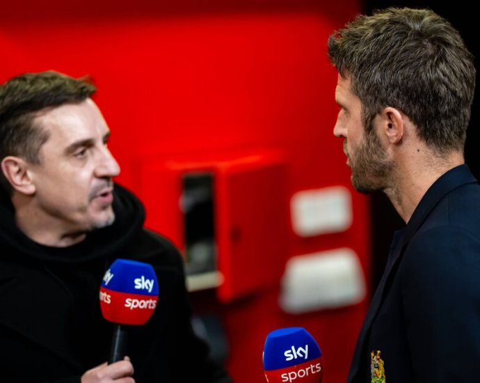 Man Utd legend disagrees with Gary Neville on Michael Carrick as fresh plea made