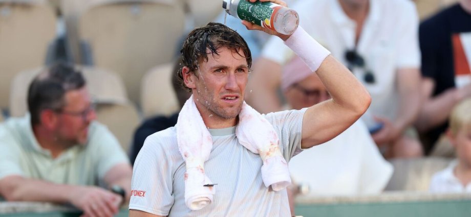French Open heat rule explained as temperatures soar and players call doctors