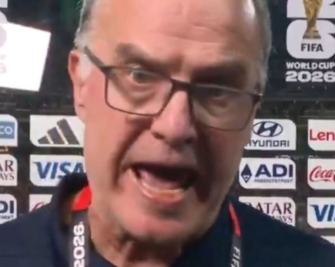 Marcelo Bielsa loses it in interview after embarrassing star at World Cup