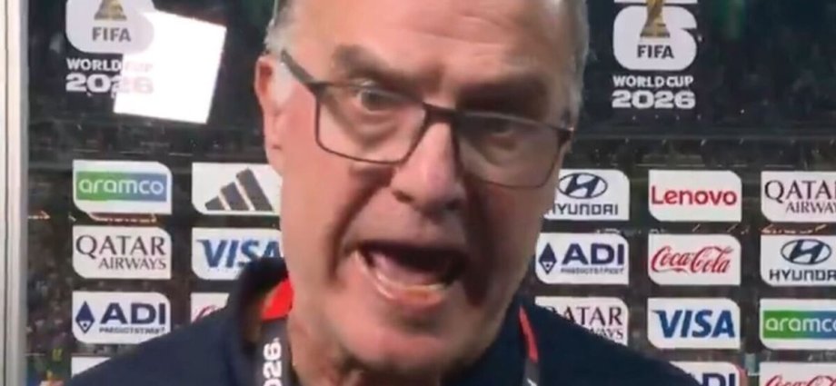 Marcelo Bielsa loses it in interview after embarrassing star at World Cup