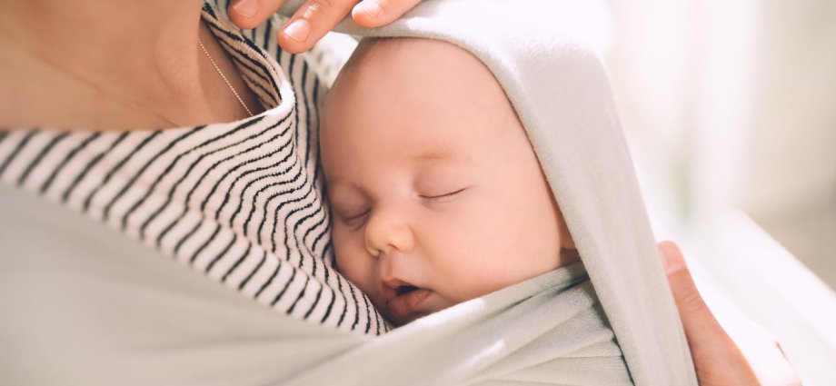Baby slings: what the evidence says about benefits, risks and safe use