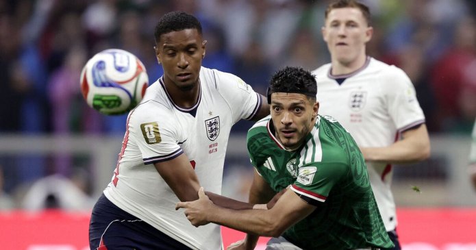 Mexico vs England LIVE: Stadium shaking as Three Lions booed in World Cup clash