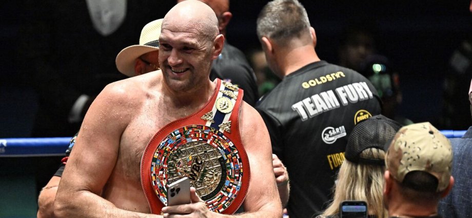 Tyson Fury sends brutal Anthony Joshua message moments after crowd boo his win