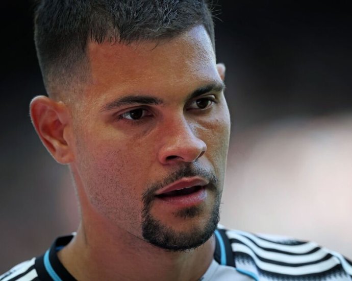 Transfer news LIVE: Arsenal reach Guimaraes agreement as Man Utd deal confirmed