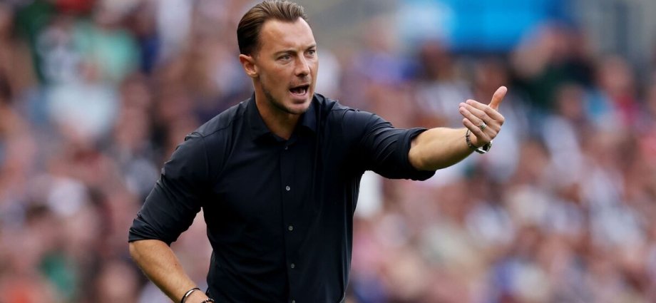 Newcastle 'targeting' £75m star Man Utd heroes can't stop WhatsApping about