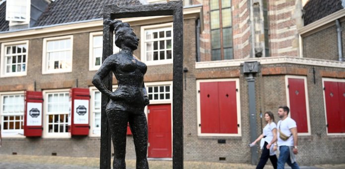 How damaged teeth can reinforce stigma and disadvantage: conversations with street sex workers