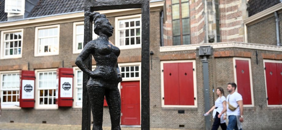 How damaged teeth can reinforce stigma and disadvantage: conversations with street sex workers