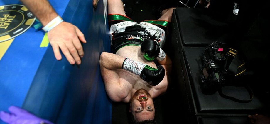 Boxing bout abandoned after one round in front of thousands of fans