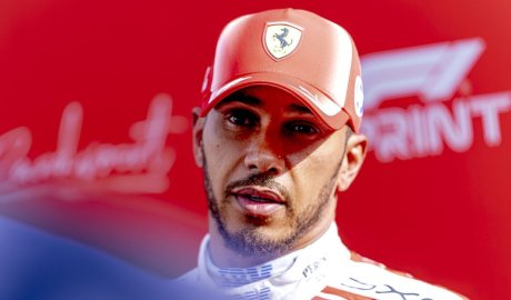 Lewis Hamilton releases public statement to 'clear up' Ferrari rumours