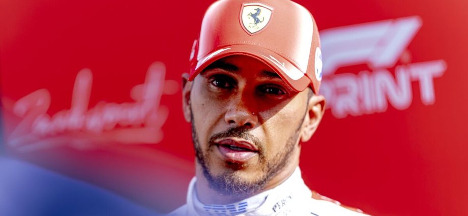Lewis Hamilton releases public statement to 'clear up' Ferrari rumours