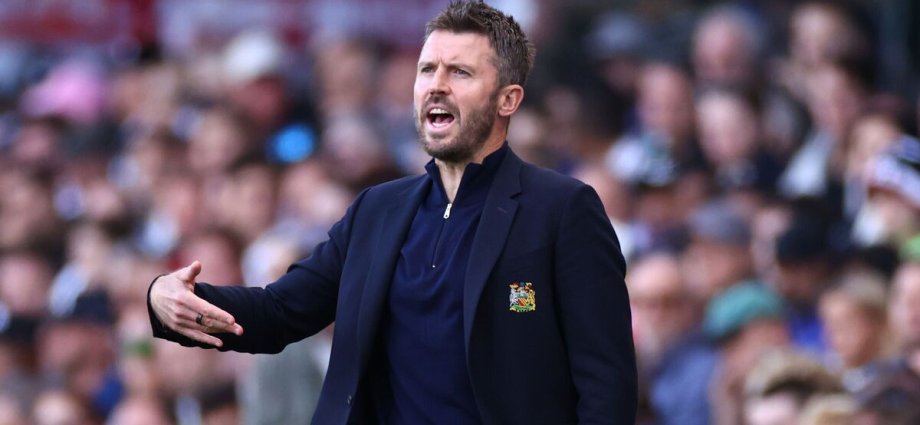 Man Utd can't sack Michael Carrick - but crisis talks required for four players