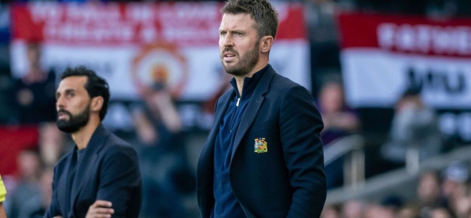 Man Utd confirm transfer as Carrick told to replace Lammens in £142m raid
