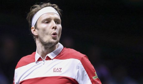 Shanghai Masters star narrowly avoids horror injury in unusual incident
