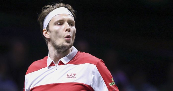 Shanghai Masters star narrowly avoids horror injury in unusual incident