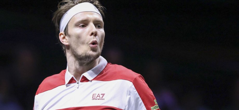 Shanghai Masters star narrowly avoids horror injury in unusual incident
